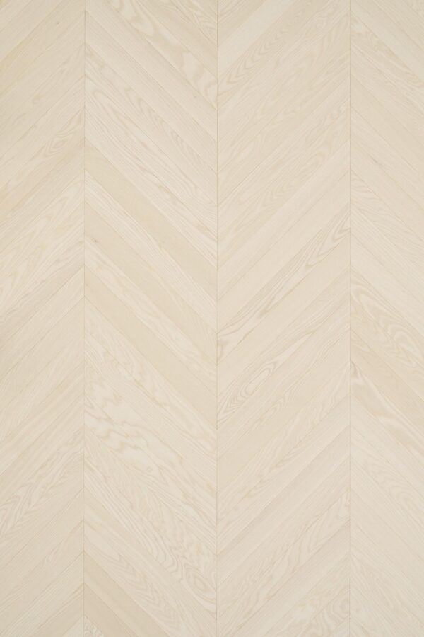 Timberwise-design-floor-Saarni-ash-Chevron45-80x670mm-hiottu-sand-valkooljyvahattu-whitewaxoil-2D-rotated