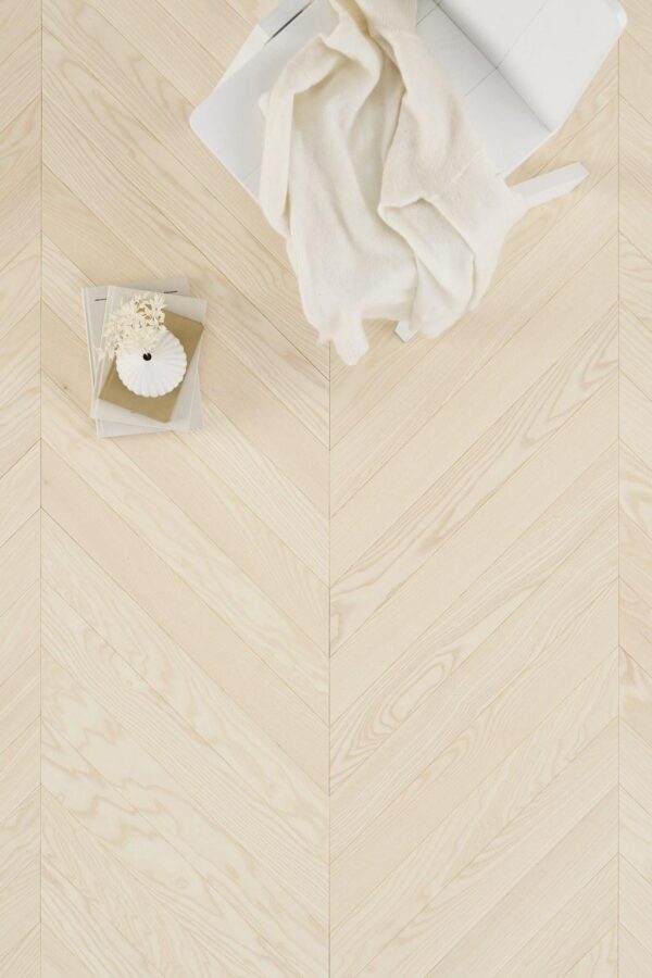 Timberwise-Saarni-ash-Chevron45-80x670mm-hiottu-sand-valkooljyvahattu-whitewaxoil-fiilis1 Timberwise-Saarni-ash-Chevron45-80x670mm-hiottu-sand-valkooljyvahattu-whitewaxoil-fiilis1