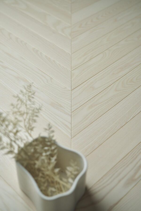 Timberwise-Saarni-ash-Chevron45-80x670mm-hiottu-sand-valkooljyvahattu-whitewaxoil-fiilis2